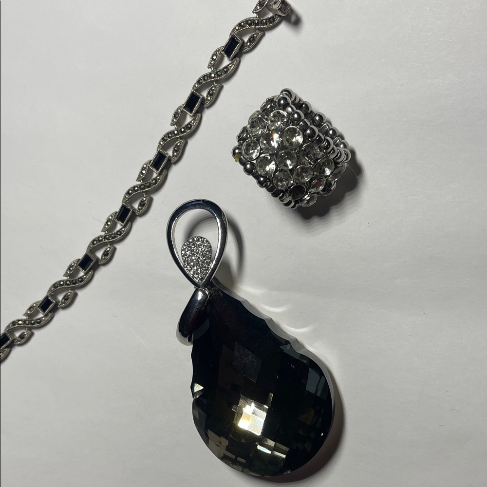 Elegant Black and Silver Jewelry Set